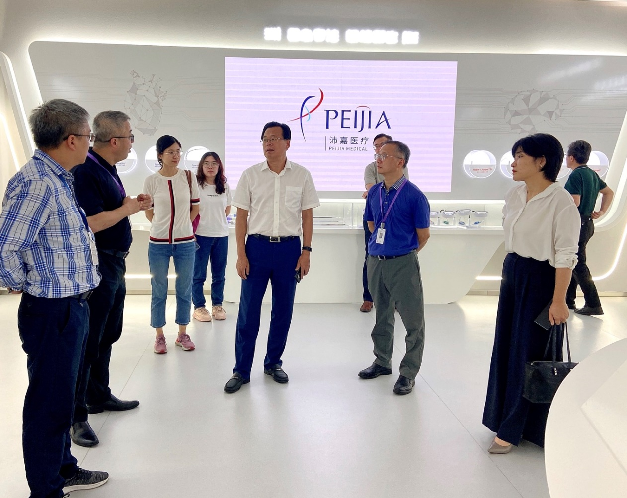 苏州市科技局党组书记、副局长赵建明一行来尊龙凯时医疗调研